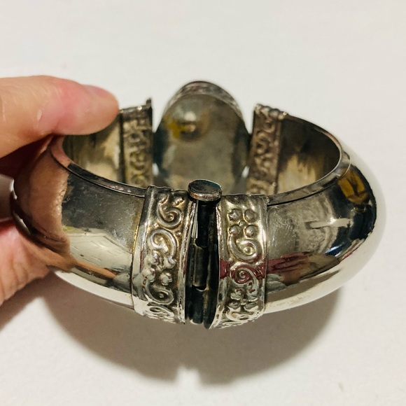 LARGE THICK SILVER & LARGE ONYX BANGLE WITH OPENING CLAP - Picture 3 of 4